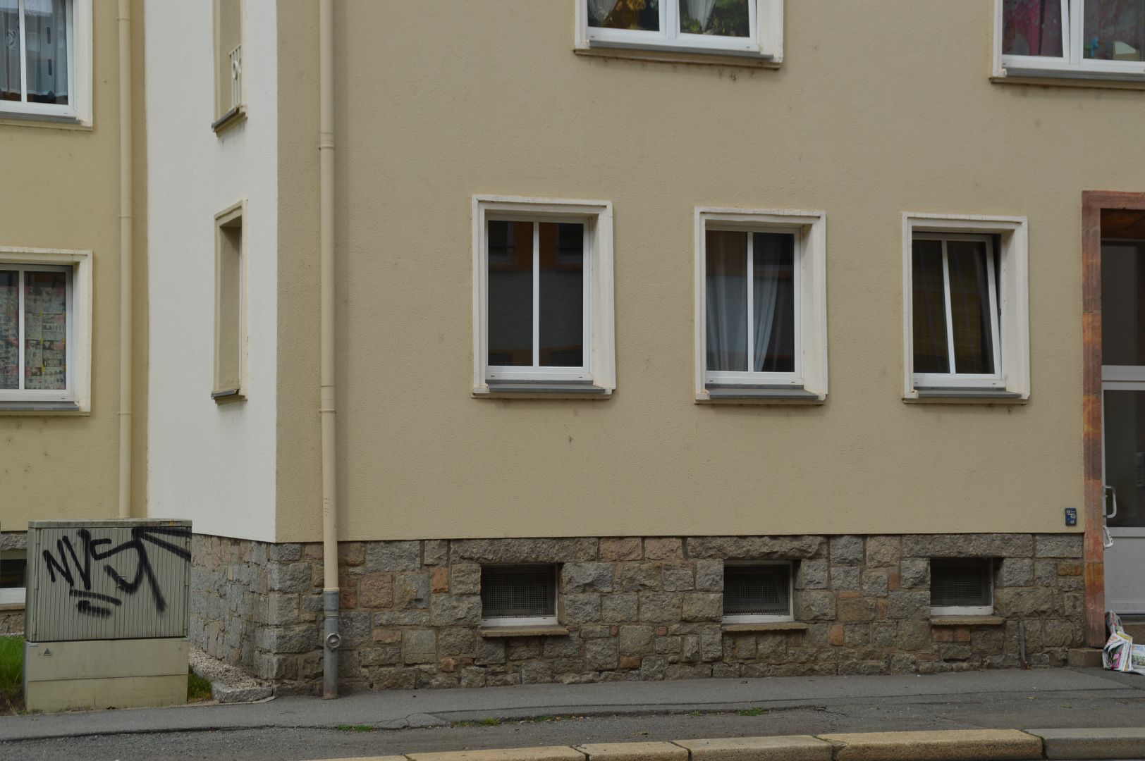 Straßenansicht - Blick auf Wohnung Nr. 1 im EG