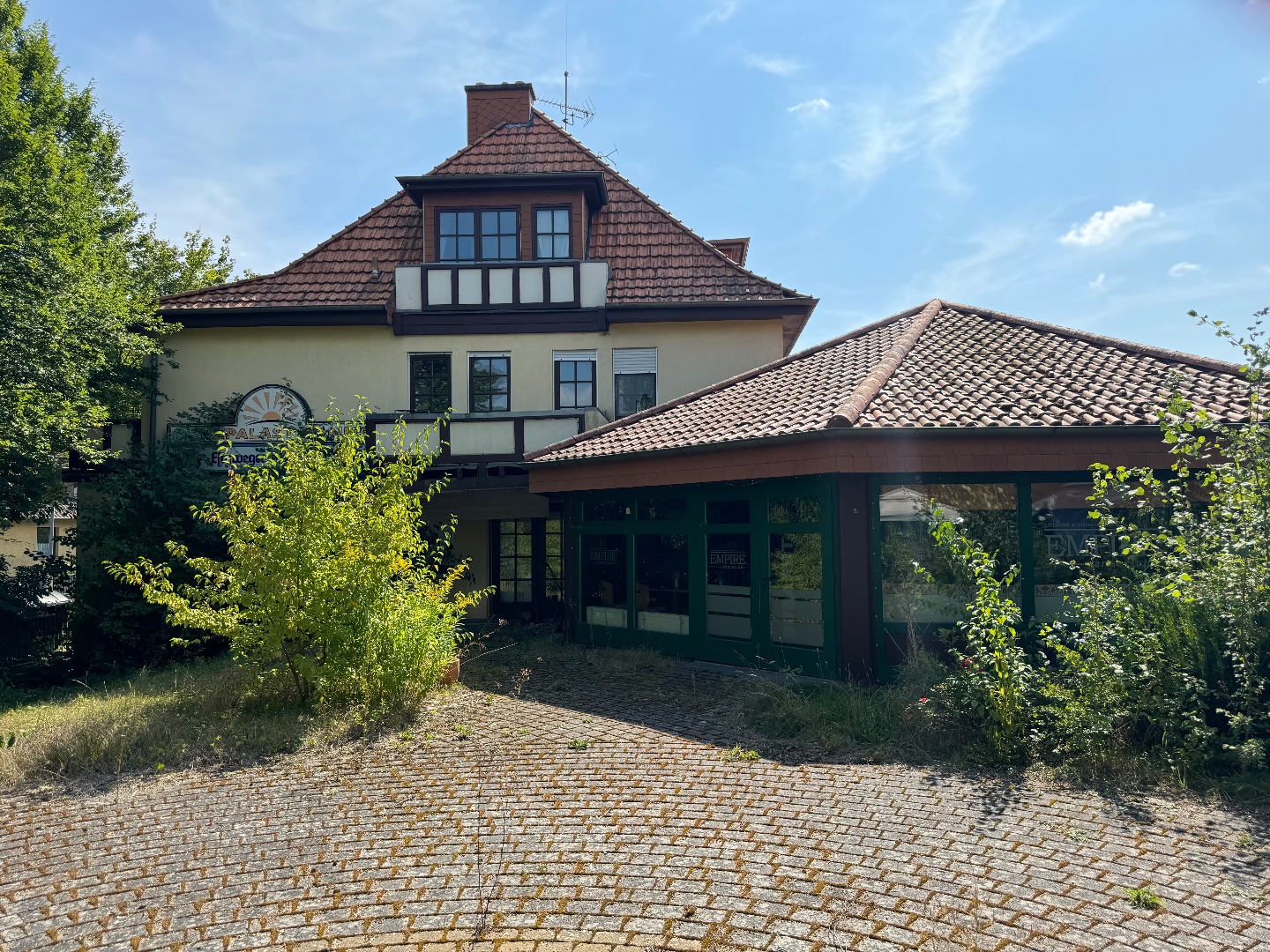 Objekt Außenansicht, Hauptgebäude, Terrasse 