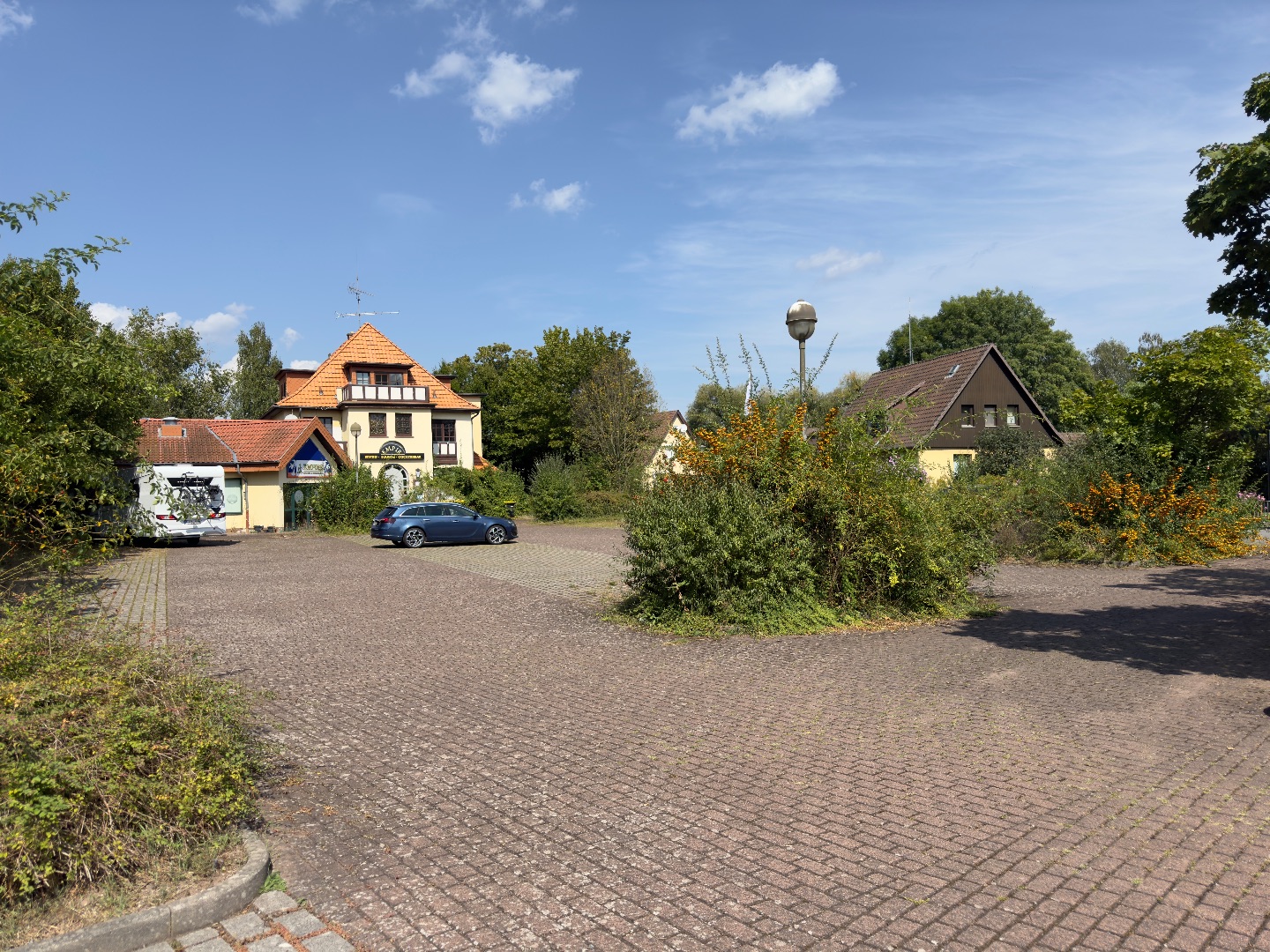 Objekt Außenansicht, Parkplatz 