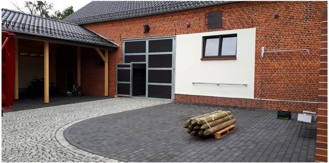 Hof mit Blick auf den Stall und Carport