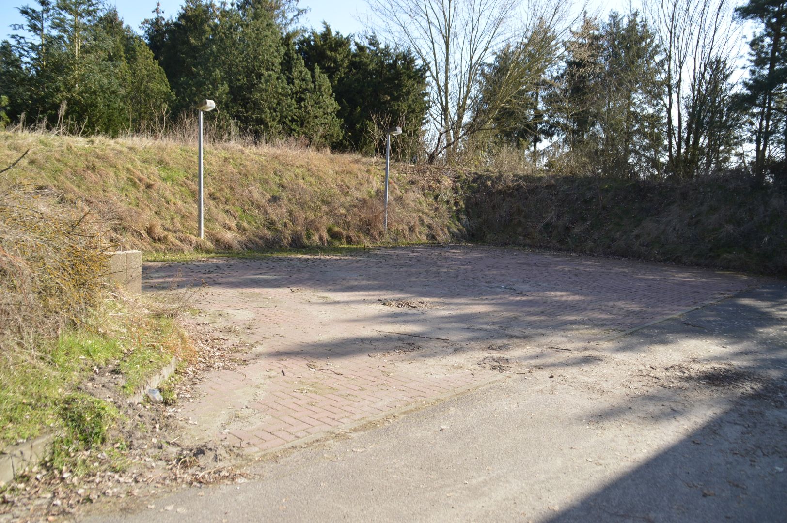 befestigte Fläche vor der Gewerbehalle