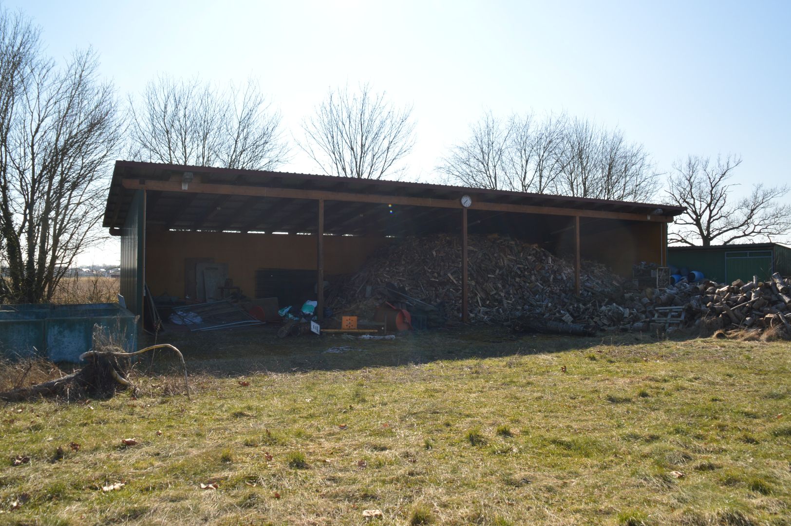 überdachtes Holzlager 