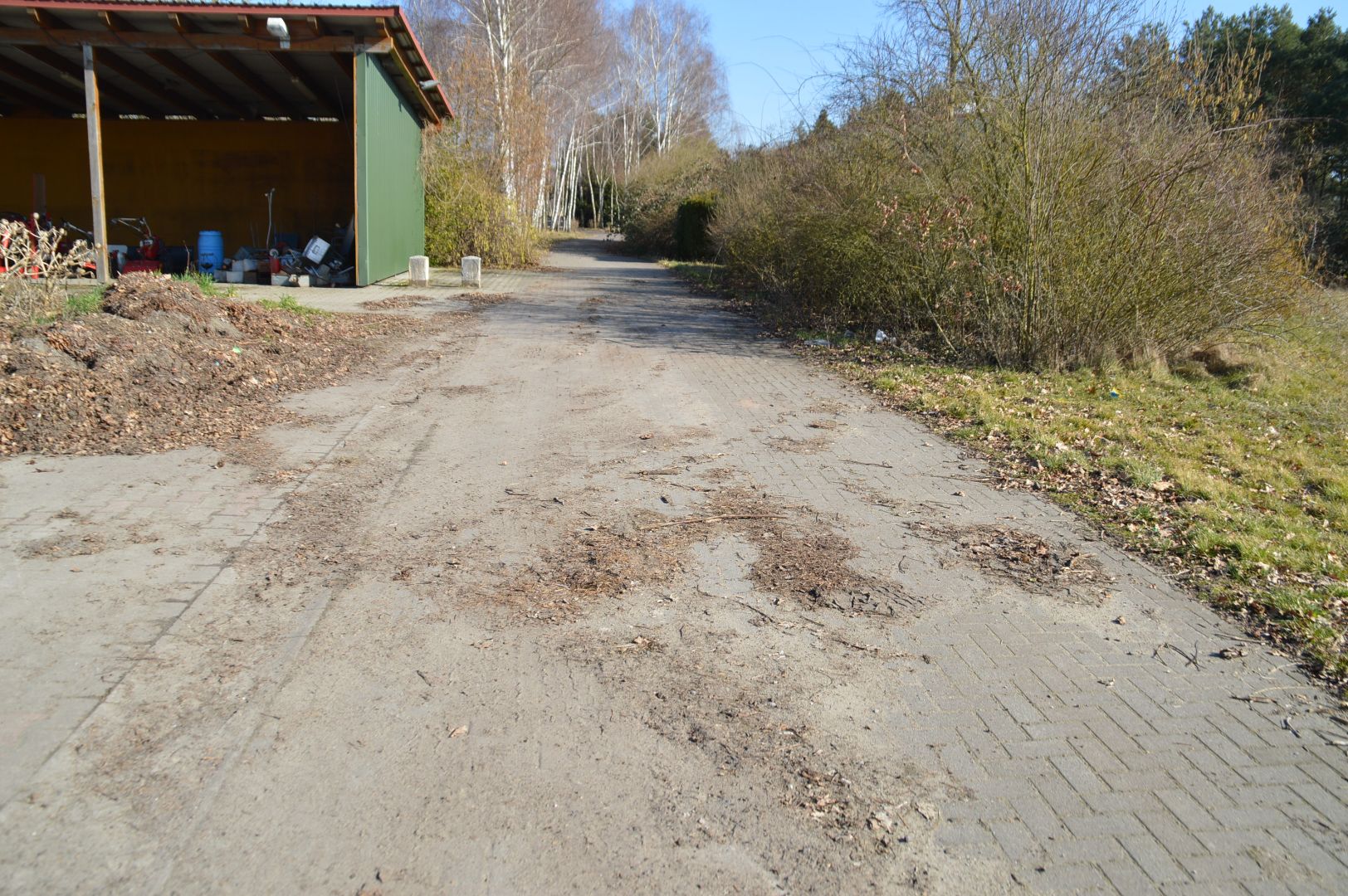 Verkehrsfläche von den Lagerflächen Richtung Wohnhaus