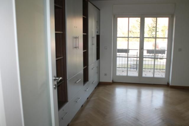 Zimmer mit Balkon straßenseitig