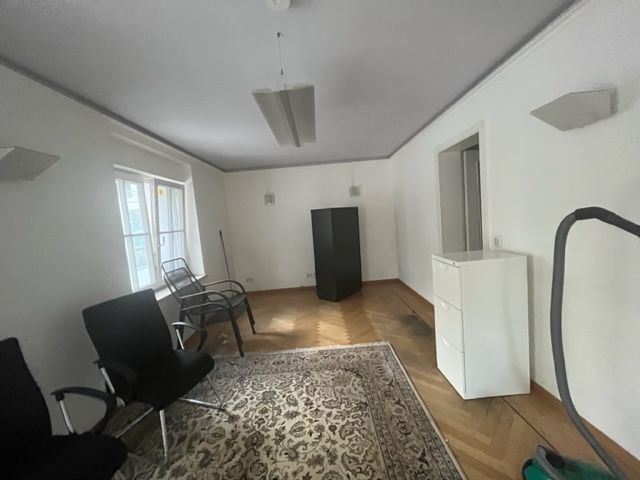 Zimmer mit Balkon straßenseitig