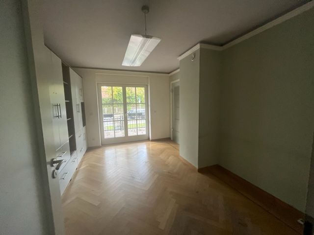 Zimmer mit Balkon straßenseitig
