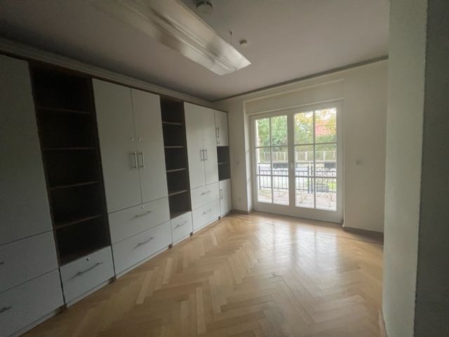 Zimmer mit Balkon straßenseitig