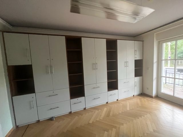 Zimmer mit Balkon straßenseitig