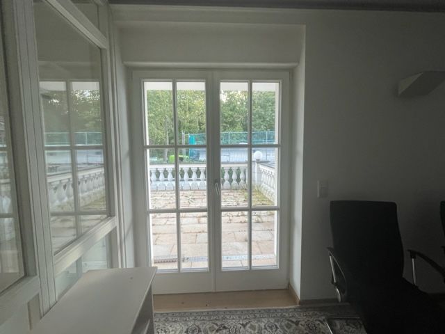 Zimmer mit Balkon straßenseitig