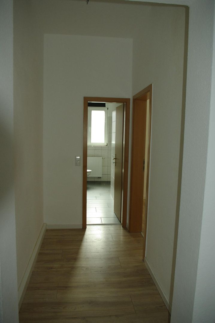 Flur, mit Blick zum Bad, rechts zum Esszimmer mit angeschlossener Küche (Beispielbilder aus WE 4)