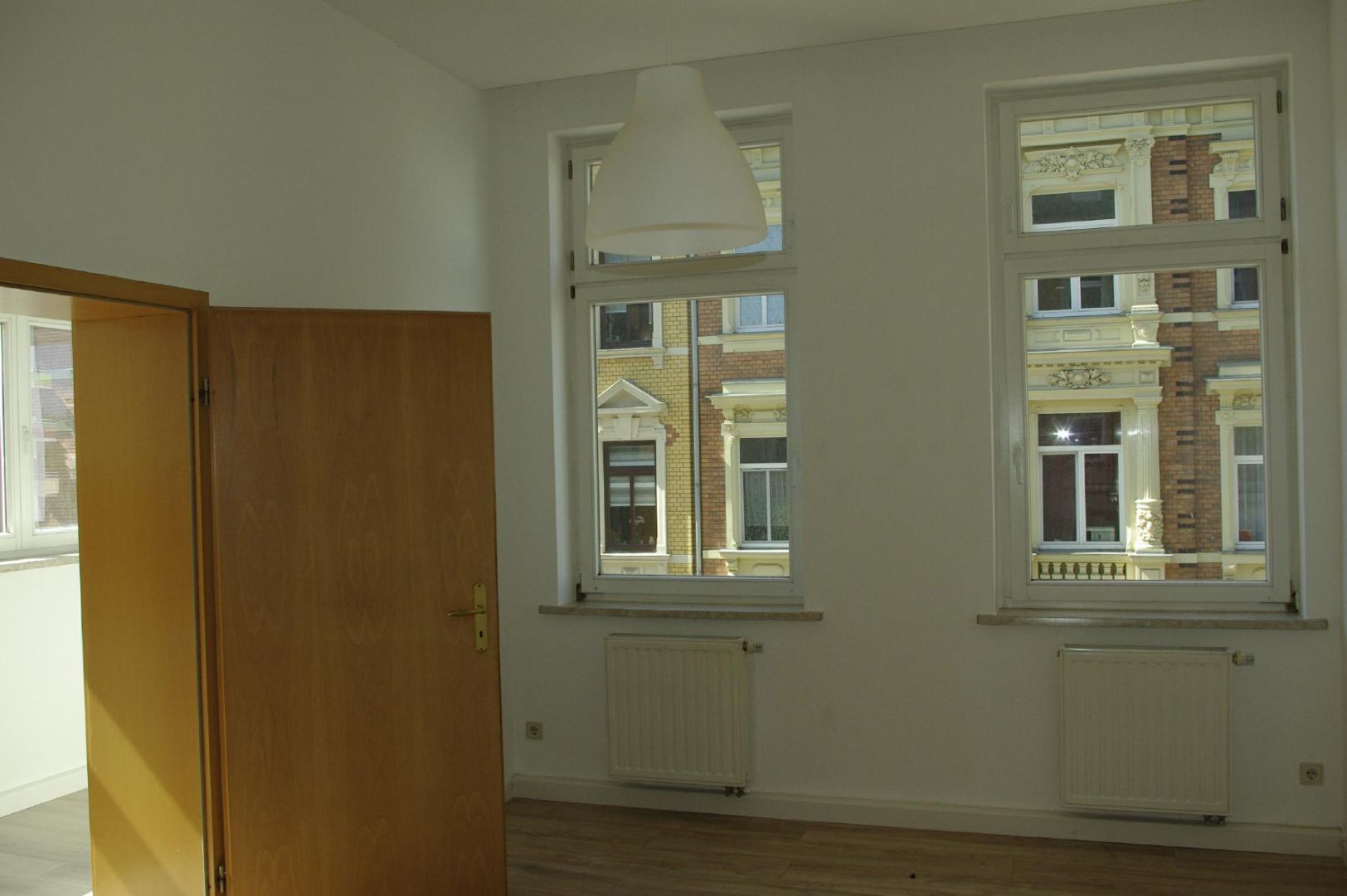 Esszimmer, mit Küche links (Beispielbilder aus WE 4)