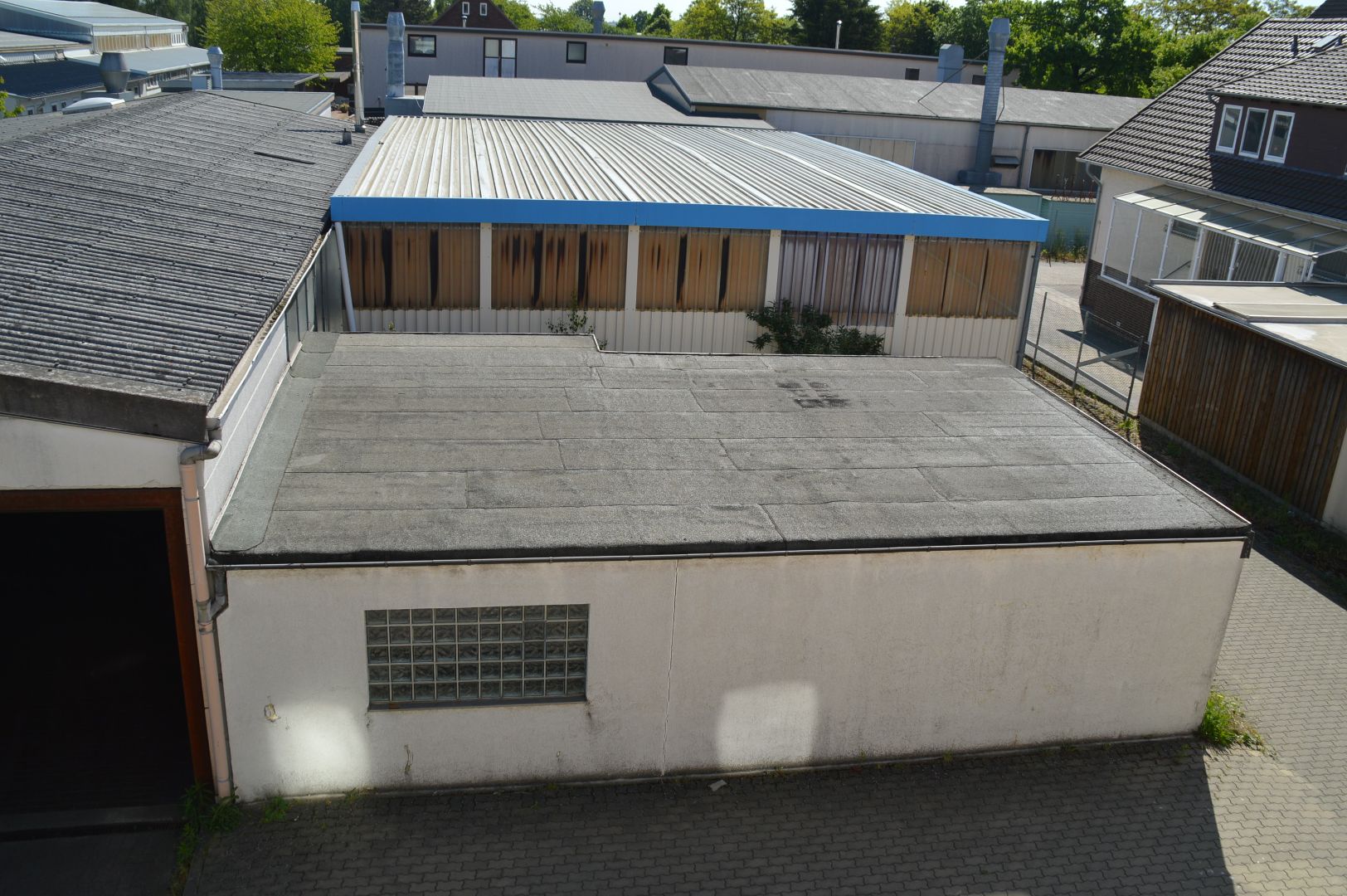 Büroanbau lfd. Nr. 3 und im Hintergrund Halle lfd. Nr. 2
