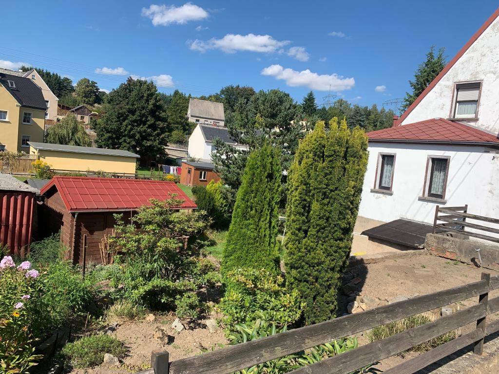 Straßenansicht Garten und Haus