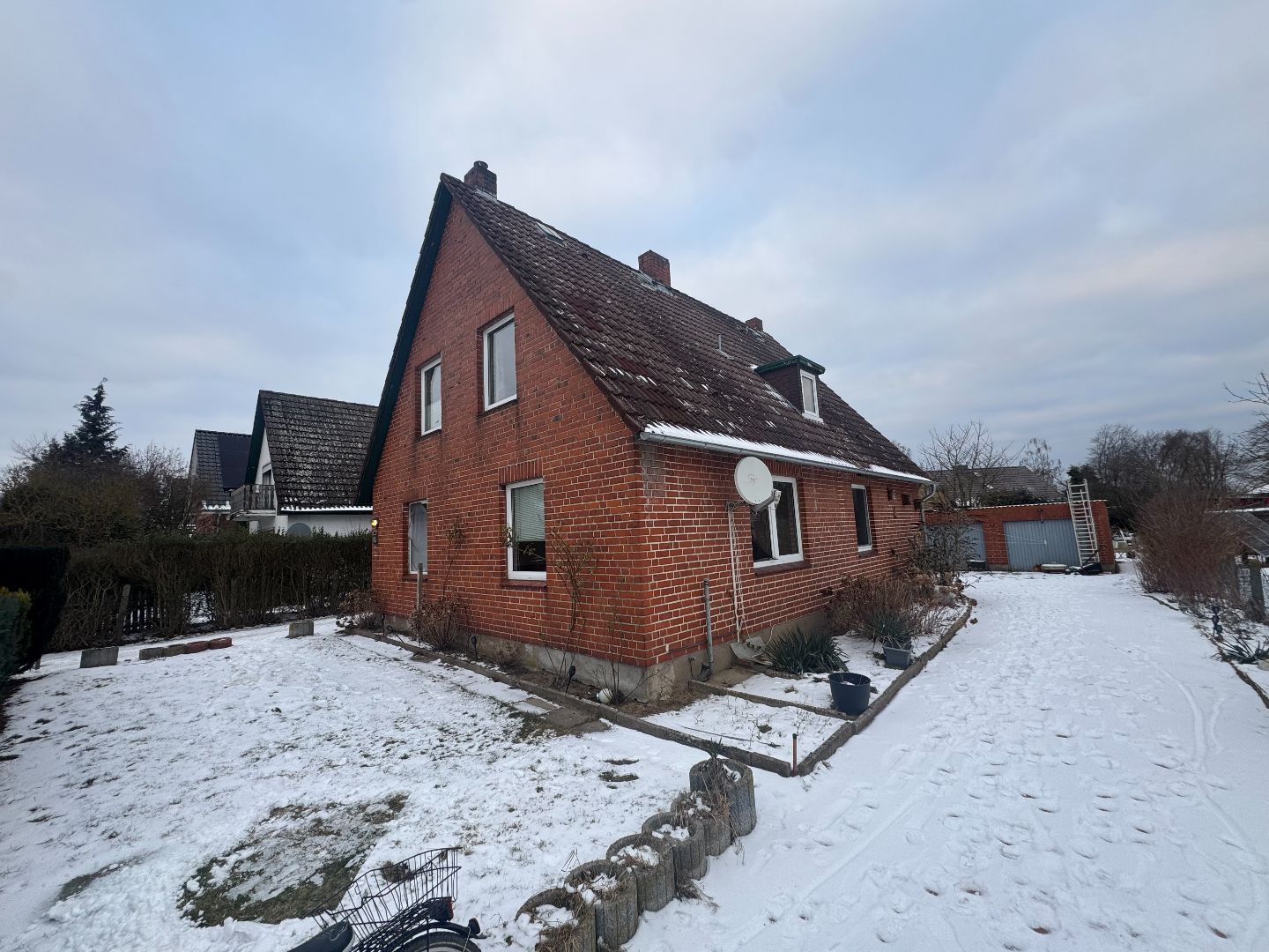 Außenansicht Front & Seite rechts 