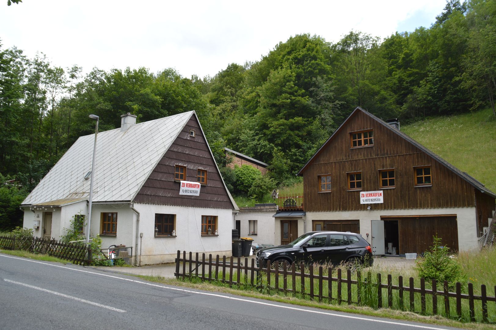 Gesamtansicht, links Wohnhaus (lfd. 1) und rechts Garagen mit Einliegerwohnung (lfd. Nr. 2)